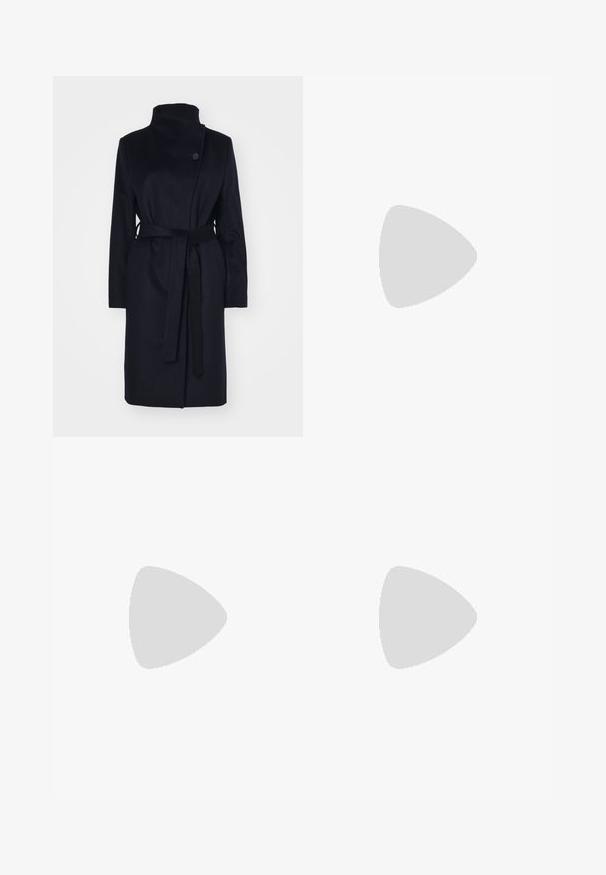 Marineblå uldfrakke med høj krave, lange ærmer og matchende bælte. Har en enkelt knaplukning og glat tekstur.; Sort langærmet bluse lavet af blødt stof, med rund halsudskæring og en afslappet pasform med sideslids i kanten for nem bevægelse.; Lys blå brede ben jeans lavet af denim, med et klassisk fem-lomme design og en knaplukning. Glat tekstur, slidte kanter.; Sorte læder ankelstøvler med spids tå og en kraftig firkantet hæl. Glat overflade med et sømløst design og minimalistisk syning.