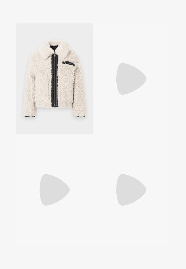 Romige sherpa-jack met zwarte rits en een klein ritszakje op de rechterkant, lange mouwen en een opgevouwen kraag.; Zwart katoenen T-shirt met ronde hals, korte mouwen en blauw geborduurd "Calvin Klein JEANS" logo op de voorkant.; Zwarte wijde spijkerbroeken van denim, met een hoge taille, vijf-pocket stijl en een metalen knoopsluiting met contrasterende stiksels.; Zwarte leren instappers met een ronde neus, dikke getextureerde zool en minimale stikseldetails. Strak ontwerp zonder zichtbare veters of hardware.