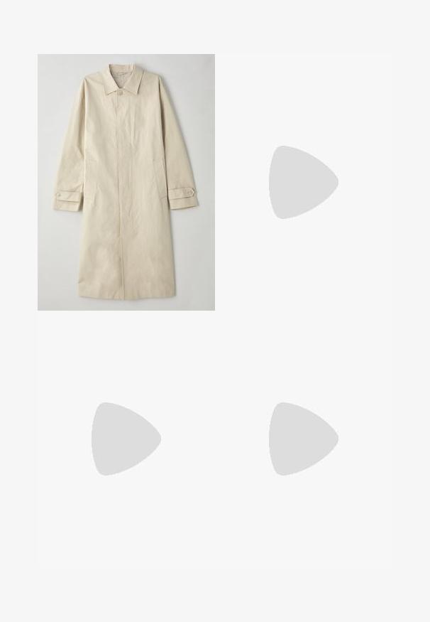 Abrigo beige de longitud hasta la rodilla, hecho de una mezcla de algodón. Presenta un cuello con muesca, cierre frontal con botones y bolsillos laterales con detalle de solapa.; Emporio Armani Camiseta estampada - navy; Pantalones de cotton azul marino con un diseño de pierna recta, que presentan un cierre frontal con botón y dos bolsillos laterales. Textura suave, sin patrones visibles.; Emporio Armani Zapatillas - black beauty