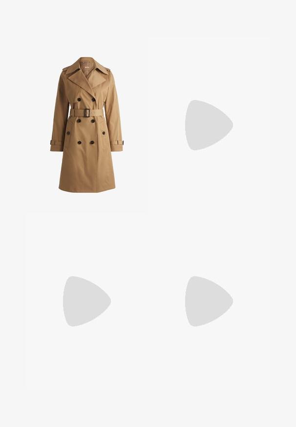 Beige Trenchcoat mit doppelter Knopfleiste, breitem Kragen, tailliertem Schnitt und Schulterklappen. Glattes Material mit Fronttaschen.; Weißes, kurzes T-Shirt, kurze weite Ärmel, weicher Baumwollstoff, runder Ausschnitt mit subtilen orangefarbenen Akzenten, minimales Design, keine Muster oder Grafiken.; Schwarze, taillierte Hose mit geradem Bein, aus einem glatten Stoff und mit klaren Falten an der Vorderseite. Keine sichtbare Hardware.; Beige Blockabsatzsandalen mit dünnen Riemen und quadrater Spitze. Glattes Material mit minimalem Design, entworfen für einfaches Tragen.