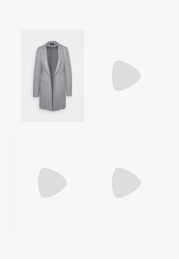 Sivina jakna stila blazer, izdelana iz tkanine z vtopljenim vzorcem, z ovratnikom in odprtim sprednjim delom. Gladka tekstura z dolgimi rokavi.; Tri prilegla majica v beli, sivi in črni barvi. Vsaka ima širok izrez na vratu in kratke rokave. Narejene so iz gladkega, raztegljivega materiala.; Črne hlače s širokimi hlačnicami, izdelane iz raztegljive tkanine, z visokim pasom in gladko teksturo. Hlače se širijo od kolena navzdol.; Črne platnene visoke superge z belimi gumijastimi podplati in vezalkami. Imajo krožni logotip na strani in kontrastno bele šive.