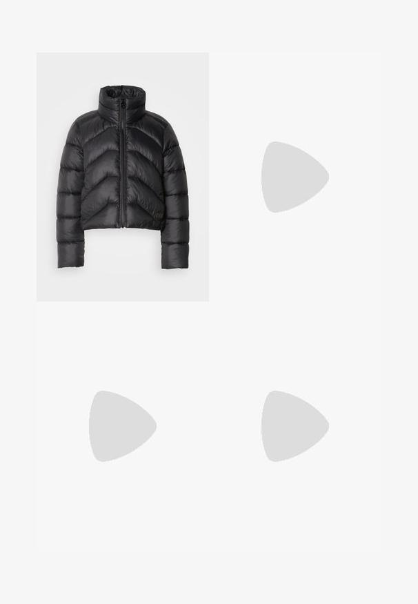 Casaco puffer preto cropped com gola alta, apresentando fecho em zip, costura em chevron e textura suave.; T-shirt branca de manga curta feita de algodão. Apresenta um decote redondo e uma textura suave, com costuras mínimas visíveis na barra.; Calças largas em algodão bege claro. Apresentam uma cintura alta, bolsos frontais e um corte reto. Acabamento de bainha limpo, sem padrões.; Sapatilha branca com acabamento liso, detalhe preto no calcanhar e design com atacadores. Apresenta a marca "Calvin Klein" na lateral. Estilo minimalista.