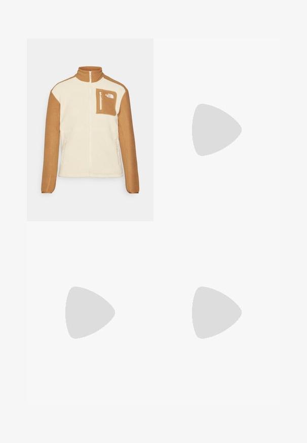 Casaco de fleece com cores creme e castanho, fecho total, bolso no peito com fecho e dois bolsos laterais. Tecido texturizado com mangas contrastantes.; T-shirt preto de mangas longas, feito de algodão, com decote redondo. Apresenta um pequeno logótipo branco na área esquerda do peito. Design simples e ajuste confortável.; Calças cargo pretas em nylon com fechos de correr removíveis, punhos ajustáveis, múltiplos bolsos e um logótipo na perna direita. Textura suave e leve.; Sapatilha atlética beige e creme com parte superior em malha texturizada, sobreposições de suporte e sola de borracha com um padrão de cravo para tração.