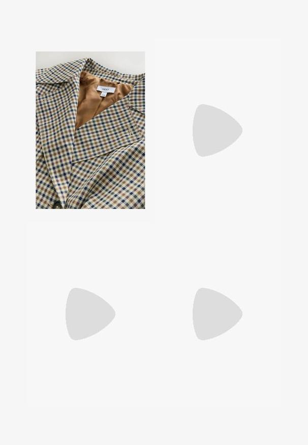 Kockás blézer világos bézs béléssel. A minta kék, barna és krém színű négyzeteiből áll, jellegzetes gallérral és gombos záródással.; Fehér, hosszú ujjú felső bordás anyagból, kerek nyakkivágással és hat áttetsző gombbal ellátott gombos elejével.; Világoskék farmernadrág egyenes szabással, öt zsebbel és réz színű fémrészekkel. Az anyag enyhén kopott hatású és sima tapintású.; Sötétkék velúr Adidas sneaker világoskék csíkokkal, gumitalppal, világoskék saroktabbal és arany "Spezial" márkázással az oldalon.; Burgundy színű bőr kézitáska, két vállpánttal, arany színű fémrészekkel és cipzáros záródással. Zökkenőmentes textúrával és diszkrét varrási részletekkel rendelkezik.