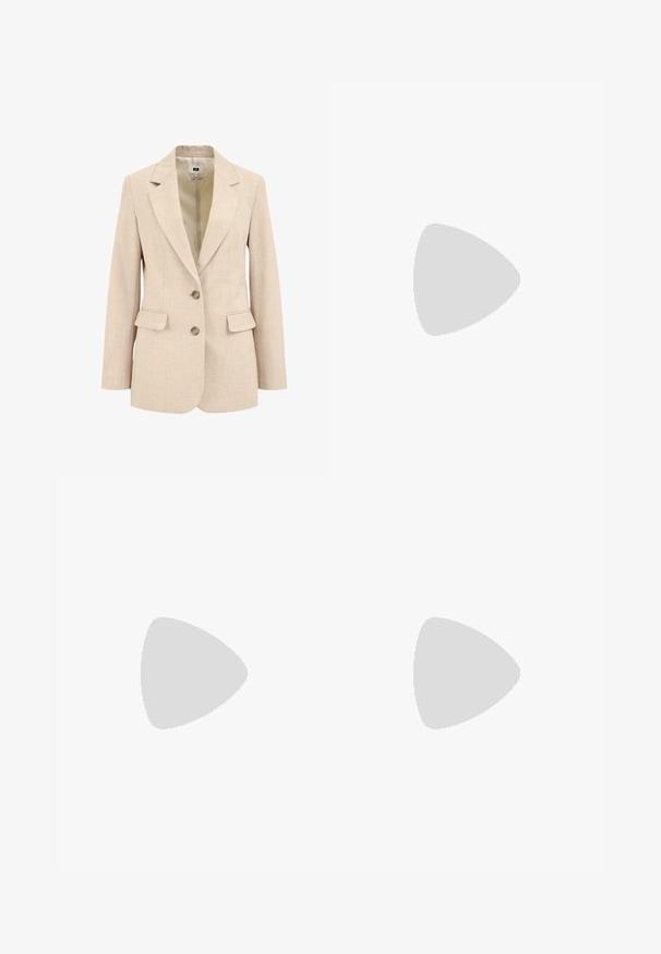 Beige skræddersyet blazer lavet af tekstureret stof, med spids revers, to knapper og forlommer.; Brun kortærmet T-shirt lavet af blødt stof, med rund halsudskæring og en afslappet pasform, lige kant og uden synlige mønstre.; Brune bredbunde bukser med en glat tekstur, der har høj talje og plisseringer foran. Stoffet er let og falder løst.; Brune lædersandal med krydsende stropper, ankelspænde og en flad sål med minimale syninger.