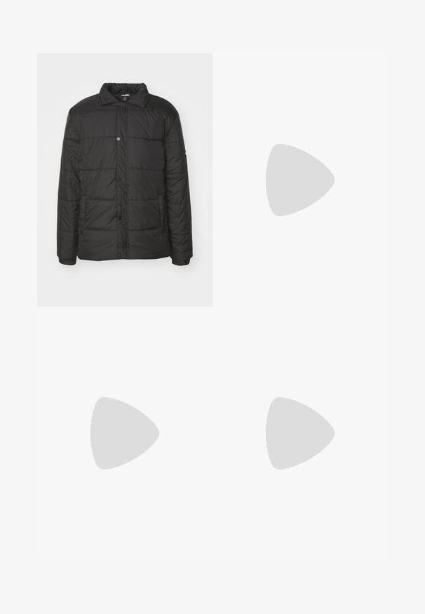 Svart pufferjacka med knappframstängning, quiltat mönster, sidofickor och klassisk krage. Tillverkad av lätt, vattenavvisande material.; Svart bomull t-shirt med rund halsringning, korta ärmar och liten vit logotext på vänster bröst. Enkel design, klassisk passform.; Svarta cargo byxor med rak passform, med sidfickor, knappstängning och elastiska dragsnören vid anklarna. Tillverkade av hållbart tyg.; Vita slip-on sneakers med en texturerad yta, en tjock sula och minimalistisk design. Har varumärkeslogotypen på sidan.