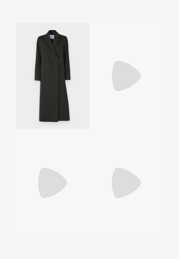 Lang, mørkegrøn kåbe lavet af uld med en spids krave, enkeltknappet design og sidelommer; glat tekstur.; Brun strikket sweater med høj ribkant, brede ærmer og en blød tekstur. Har en afslappet pasform og ribbede detaljer på ærmerne.; Bredde ben jeans i mørkegrå denim med høj talje, fem lommer og opsmøgede manchetter for ekstra detaljer. Glat tekstur med subtile falmninger.; Sort læderankelstøvle med en slouchy overdel, spænde detaljer og en tyk, robust sål. Har rund tå og glat tekstur.