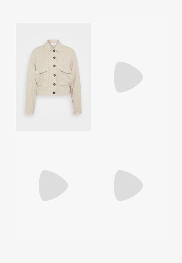 Korte, beige jas van gestructureerde stof, met een knoopsluiting aan de voorkant, twee borstzakken en een klassieke kraag met bruine knopen.; Drie langmouwige tops gestapeld: zwart, grijs en wit. Elke top heeft een ronde halslijn en een cropped ontwerp van soepel, lichtgewicht materiaal.; Zwarte flared broek gemaakt van rekbaar materiaal, met een hoge tailleband en flared mouwen met zijsplitten voor extra bewegingsvrijheid.; Grijze nubucklederen sneakers met witte veters, zwarte strepen en een witte rubberen zool. Bevat een rond logo op de tong en een gumzool.