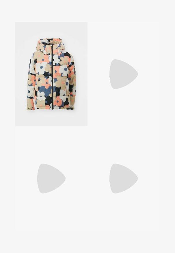 Vadderad kappa med huva i flerfärgad blommönster, med stora beige, svarta, rosa och marinblå blommor på en krämfärgad bakgrund. Framtida dragkedja, fickor.; Grå stickad tröja med långa ärmar, rund halsringning, ribbade manschetter och nederkant, med en mjuk textur och avslappnad passform.; Svarta byxor med en slät yta, skräddarsydd passform och stora bakfickor. Roxy-loggan är broderad i vitt på den högra fickan.; Brun mockasin ankelstövel med fuskpälsfoder, metalliska ögon och en kraftig gummisula med ett texturerat mönster.
