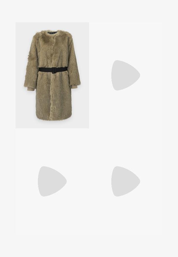 Abrigo de piel sintética en marrón claro con un acabado texturizado, que cuenta con mangas largas, cuello redondo y un cinturón negro en la cintura.; Jersey de lana marrón oscuro con puños, dobladillo y cuello tipo mock ribeteados, que presenta un pequeño logo metálico cerca del dobladillo inferior sobre un fondo liso.; Jeans de mezclilla azul de pierna ancha con una cintura alta, que cuentan con un cierre de botón, pasadores para cinturón y detalles de costura sutil a lo largo de los bolsillos y los dobladillos.; Bota alta de cuero marrón con punta afilada y diseño minimalista; textura suave, sin herrajes visibles ni adornos.