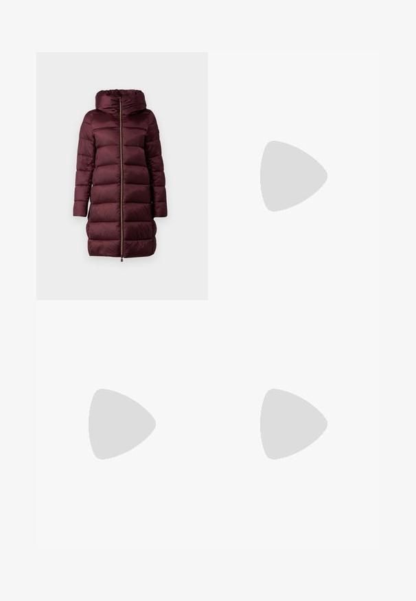 Bordeaux pufjakke med hætte, der har lynlås foran, høj krave og quiltet design. Glat tekstur og knælang silhuet.; Sort bomulds T-shirt med V-hals og korte ærmer. Enkel design med regular fit og ingen mønstre eller accenter.; Sorte skræddersyede bukser med lige ben-design, der har en glat tekstur og skarpe folder langs fronten. Ingen synlige hardware.; Beige blokhælede sandaler med tynde remme og en firkantet tå. Glat materiale med minimal detaljering, designet til nem brug.