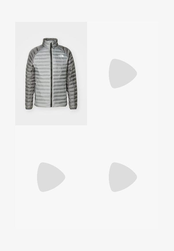 Casaco acolchoado em cinza, com colarinho alto, fecho de zíper completo e uma mistura de texturas suaves e acolchoadas. Logótipo no lado superior esquerdo do peito.; T-shirt preto de manga curta feito de algodão, com um decote redondo e um pequeno logótipo branco na parte superior esquerda do peito.; Calças atléticas pretas feitas de tecido leve, com um cós ajustável por cordão, bolsos laterais e punhos afunilados nos tornozelos.; Sapatilha de trail running preta com um upper texturizado, sola de borracha e biqueira reforçada. Possui um colarinho acolchoado e uma alça para facilitar o calçar.