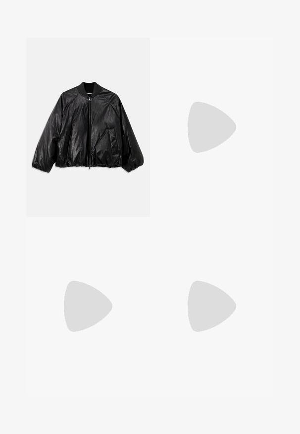 Zwarte leren bomberjack met een geribde kraag, elastische manchetten, voorzakken en een ritssluiting. Beschikt over een licht glanzende textuur.; Gemiddelde witte T-shirt gemaakt van zachte stof, met korte mouwen, een ronde halslijn en geribbelde zoomdetails. Eenvoudig en ongecompliceerd ontwerp.; Zwarte broek gemaakt van gladde stof met een hoge taille, wijde benen, voorplooien en klassieke ceintuurlussen. Geen zijzakken zichtbaar.; Zwarte leren enkellaars met een spitse neus en een slank ontwerp. Heeft een lage hak en een ritssluiting aan de achterkant. Gladde textuur.