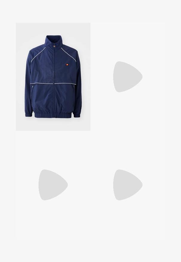 Jūrinis vėjui atsparus džemperis su aukštu kaklu, baltos apdailos detalėmis, užtrauktuku priekyje ir dviem šoninėmis kišenėmis. Logotipas ant krūtinės.; Balta ilga rankovė marškinėlių, pagaminta iš medvilnės. Ant krūtinės yra mažas apvalus daugiaspalvis logotipas. Paprastas dizainas su įpjovomis rankovėse.; Šviesiai mėlyni džinsai su laisvu siluetu, turintys du skirtingus audinio skyrius, priekinę mygtukų užsegimą ir plačias kelnes.; Tamsiai mėlyni zomšiniai Adidas sportbačiai su šviesiai mėlynomis juostelėmis, guminiu padu, šviesiai mėlynu užkulniu ir auksiniu "Spezial" logotipu šone.; Juodas per petį nešiojamas krepšys su užtrauktuku, stačiakampio formos, pagamintas iš audinio, su logotipo siuviniu priekyje, reguliuojamo ilgio petneša.