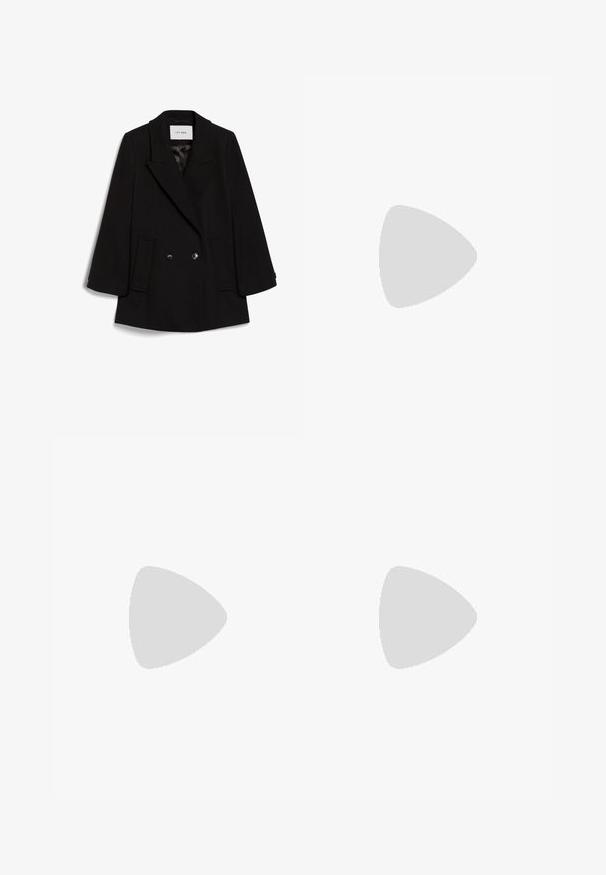 Cappotto nero doppiopetto con colletto a bavero, due tasche anteriori e una sottile texture, con bottoni neri rotondi.; Camicia bianca a maniche lunghe con colletto in cotone. Caratterizzata da una chiusura con bottoni e una tasca sul petto singola. Tessuto liscio, vestibilità comoda.; Pantaloni larghi di colore marrone scuro realizzati in tessuto leggero, con vita alta, pieghe e due tasche laterali, dotati di una cintura elasticizzata.; Mule in pelle nera con punta affilata e tacco basso a blocco. Texture liscia con un design elegante. Retro aperto con dettagli minimi.; Borsa tote in pelle nera con manico quadrato, caratterizzata da una finitura testurizzata e logo impresso. Include una tracolla rimovibile.