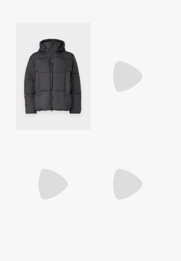 Giacca imbottita nera con cappuccio, dotata di zip frontale, pannelli cuciti e una tasca laterale per la praticità.; T-shirt bianco a maniche corte con una vestibilità rilassata e una texture smock in vita. Realizzato in tessuto morbido e leggero.; Jeans larghi in denim blu chiaro a vita alta, caratterizzati da un lavaggio sbiadito e da piccoli dettagli strappati sparsi.; Sneaker in pelle nera con strisce bianche, punta in gomma, lacci neri e suola di colore crema. Texture liscia con finitura brillante.