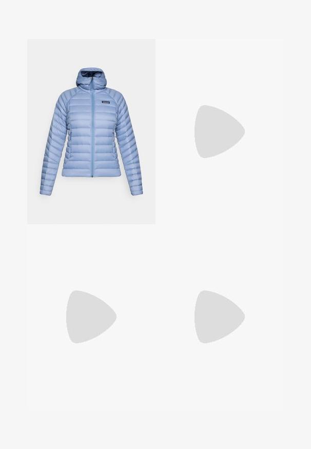 Svijetloplavi jakna s kapuljačom i prošivima, s prednjim zipom i Patagonia logom na lijevoj strani prsnog koša, prikazana na bijeloj pozadini.; Crni dugih rukava majica od pamuka s okruglim izrezom. Ima mali bijeli logo na lijevoj strani prsnog područja. Jednostavan dizajn i kroj.; Crne najlon hlače s munjevim zatvaranjem, odvojive cargo hlače s podesivim manžetama, brojnim džepovima i logom na desnoj nozi. Glatka, lagana tekstura.; Bež i kremasti sportski tenisice s teksturiranim mrežastim gornjim dijelom, potpornih preklopa i gumeni potplat s uzorcima za prianjanje.