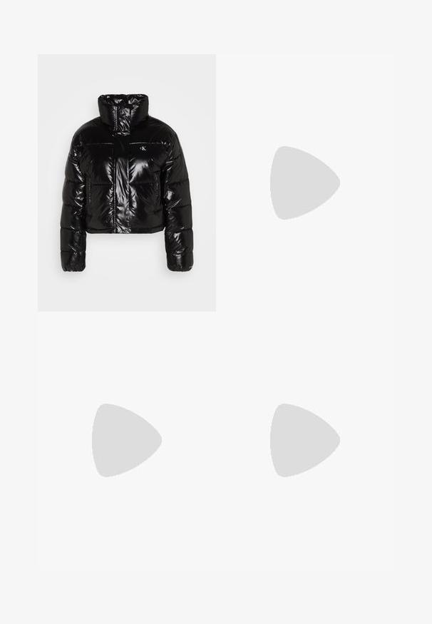 Svart puffjakke laget av skinnende, reflekterende materiale. Har høy krage, kort design og to frontlommer med logo-detall.; Hvit t-skjorte med korte ermer og marineblå horisontale striper, med brodert "Tommy Hilfiger"-logo på brystet. Klassisk rund hals-design.; Plissert hvit skjørt med en svart elastisk midje som har "LACOSTE"-logoen. Midjelengde design med myk tekstur.; Hvite lær sneakers med tykk hvit såle, svart semsket hælforsterkning og preget logo på siden. Snøresystem med seks hull.
