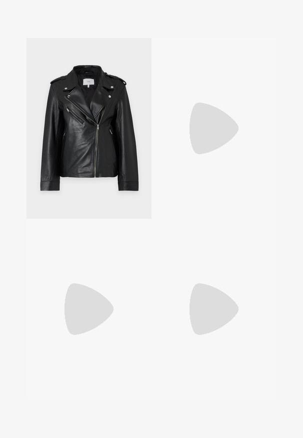 Giacca di pelle nera con zip inclinata, spalline e due tasche con zip, dal tocco morbido.; Camicia bianca a maniche lunghe con colletto, caratterizzata da ricami a occhiello in un motivo paisley e chiusura con bottoni sul davanti.; Jeans a zampa d'elefante in denim blu scuro con vita alta, dotati di cinque tasche, chiusura con bottone e cuciture a vista lungo le cuciture.; Sneaker bianco in pelle con punta perforata, suola testurizzata e lacci bianchi, abbinati a pantaloni rossi larghi e uno sfondo blu e giallo.