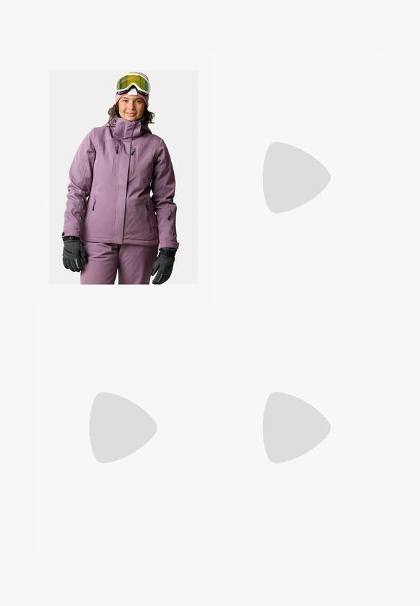 Giacca da sci viola con colletto alto, numerose tasche con zip e finitura opaca. Indossata con un berretto rosa e guanti neri.; T-shirt bianco a maniche corte realizzato in tessuto liscio, con scollatura tonda e un piccolo logo grigio Nike sul petto.; Pantaloni da corsa da uomo in un vivace corallo, realizzati in tessuto traspirante con texture perforata. Presentano una cintura elastica e un accento blu del logo.; Scarpe da ginnastica nere con tomaia in tessuto strutturato, suola intermedia bianca a contrasto e un logo grigio prominente sul lato. Suola in gomma con trazione.