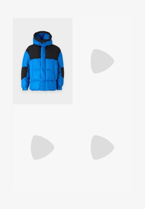 Jack & Jones JCOURBAN PUFFER - Giacca invernale - lapis blue\black; Polo a maniche lunghe bianco in cotone, con colletto classico, tre bottoni e logo EA7 nero sul petto.; Jeans in denim blu chiaro con vestibilità slim, cinque tasche e design a gamba dritta. Presenta un'apertura con zip e passanti per cintura. Texture morbida.; Sneaker in pelle bianca con una finitura liscia, punta rotonda, lacci piatti e suola testurizzata. Presenta un logo discreto sul tallone.