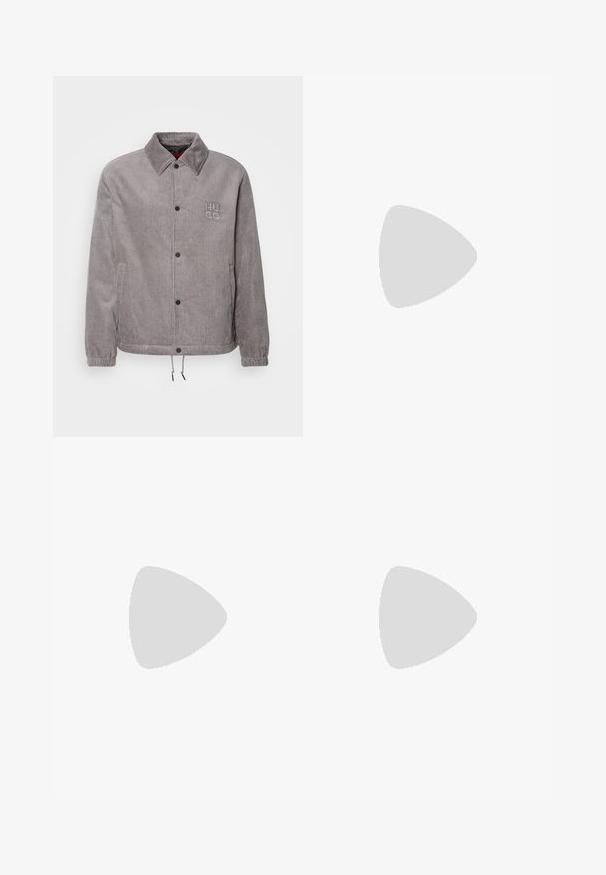 Grå corduroy jakke med krage, trykknapper, sidelommer og elastiske ermer. Har "HUGO" logo i broderte detaljer.; Svart bomull t-skjorte med rund hals, korte ermer og hvit "BOSS"-logo sentrert på brystet. Glatt tekstur, avslappet passform.; Mørk blå denimjeans med rett snitt, fem lommers design, lys falming på lårene, og en enkelt knapp i midjen.; Hvite lær sneakers med beige semsket detaljer, som har rund tå, snøring foran og tan gummisåle, med merkevarenavnet "BOSS."