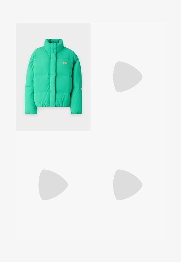 Casaco puffer verde com gola alta, fecho de botão de pressão e costura horizontal. Inclui um pequeno logótipo do lado esquerdo.; T-shirt de algodão branco com mangas curtas, decote redondo e um corte descontraído. Textura suave, sem padrões ou detalhes, design minimalista.; Jeans largos cinzentos com um acabamento desbotado, fecho de botão, design de cinco bolsos e detalhes costurados ao longo das costuras.; Botas de tornozelo em pele castanha com biqueira quadrada e salto bloco, combinadas com jeans pretos de perna larga. Textura suave e design minimalista.