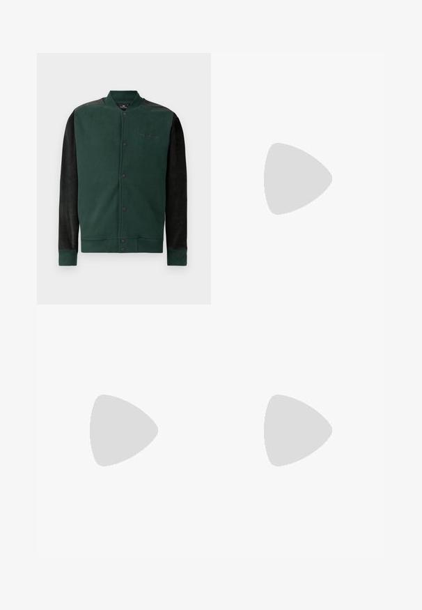 Grön sweatshirtjacka med svarta ärmar; har tryckknappsstängning, logotyp på bröstet och ribbade mudd och nederkant. Mjuk textur.; T-shirt med kort ärm, tillverkad av mjukt tyg, med en krämfärgad bakgrund och abstrakta blommönster i svart, brunt och ljusblått.; Marinblå cargobyxor med en texturerad väv, slim fit, knappstängning i midjan och sidofickor för extra funktionalitet.; Vit sneaker med mockadetaljer, rund tå, platta snören och en krämfärgad gummisula. Har grön branding på hälen.