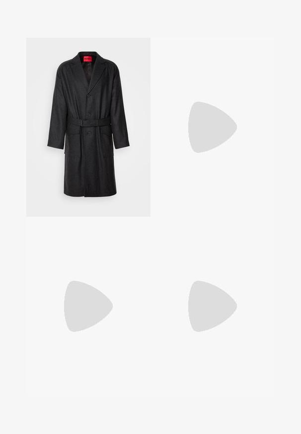 Manteau en laine gris foncé avec un col à revers, boutons simples, poches latérales et une ceinture assortie. Tissu texturé.; Pull à col roulé noir en matériau doux, avec des manches longues et une coupe ajustée. Finition côtelée au bas et aux poignets. Design simple.; Jean en denim noir au design droit, avec une fermeture par bouton et zipper, cinq poches et de subtils détails de couture.; Chaussure noire en cuir à lacets avec un embout arrondi, texture lisse, piqures minimales et un petit talon en caoutchouc. Logo sur le talon.