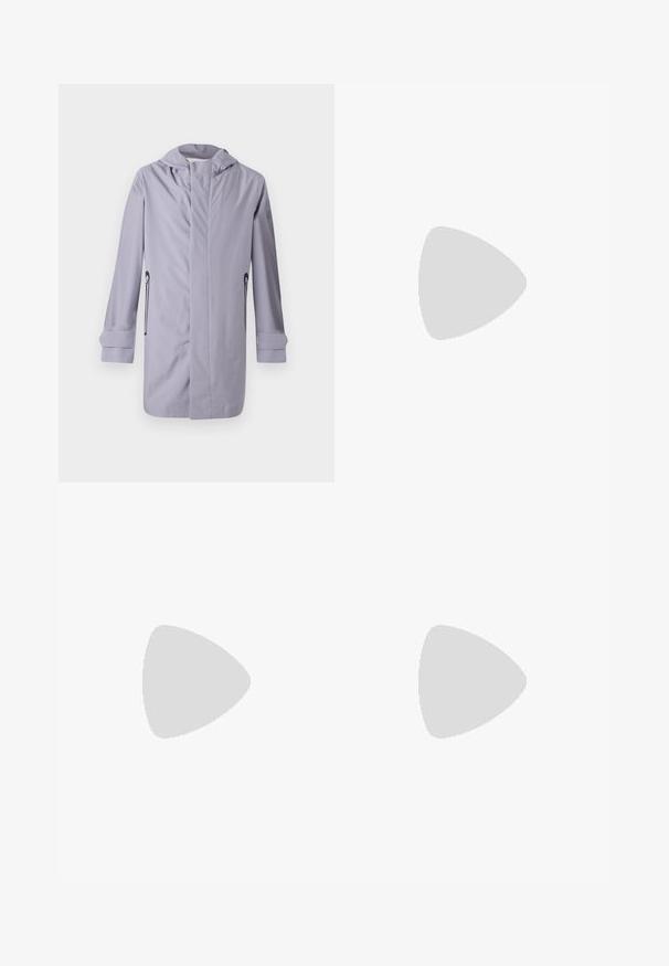 Lyse lilla lang frakke lavet af glat stof, med hætte, to sidelommer med lynlås og op rullede ærmer for et strømlinet design.; Hvid bomulds t-shirt med rund halsudskæring og korte ærmer, prydet med et gold EA7 Emporio Armani logo trykt på forsiden.; Sorte atletiske shorts lavet af blødt stof, med en elastisk talje og et lille gult EA7-logo nederst på venstre ben.; Hvide lædersneakers med en glat overflade, rund tå, flade snørebånd og en tekstureret sål. Har et diskret logo på hælen.