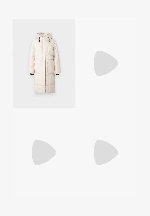 Lang, polstret puffjakke i lys beige med hette, frontlommer og sorte detaljer ved ermekantene. Har en quiltet tekstur.; Hvit ermeløs tanktop laget av ribbet stoff, med rund hals og en tettsittende silhuett, med minimale sømmer og ingen dekorasjoner.; Lyseblå flared jeans laget av denim, med høy midje, fem lommer og subtil gradient fading mot kanten.; Brune skinncowboystøvler med spiss tå og blokkhelt, med detaljerte sømmer og hevede detaljer på skaftet.; Svart lær clutch-veske med klaff og detalj i gullmetall. Inkluderer en svart stropp og et strømlinjeformet, minimalistisk design.; Sølv hoops øredobber med en tvistet design, som har en polert finish og bakstøtte. Mål omtrent 3 cm i diameter.