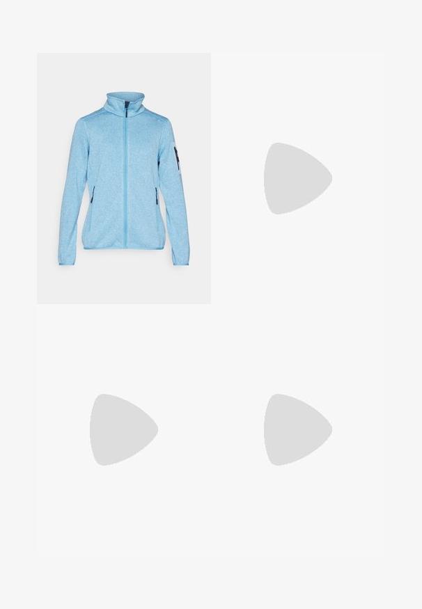 Veste en polaire bleu clair avec un col montant, une fermeture éclair intégrale, des poches latérales zippées et des accents contrastants en marine sur les poignets et les épaules.; T-shirt blanc court en coton avec un col rond et des manches courtes. Présente un logo noir sur le côté gauche de la poitrine.; Pantalons en extérieur noirs à coupe droite, dotés d'une fermeture par bouton, de poches latérales zippées et d'un patch logo sur la cuisse gauche.; Botte de trail running noire avec une tige en mesh et une semelle en caoutchouc. Présente des superpositions texturées, une coque de protection renforcée et un logo de la marque sur le talon.