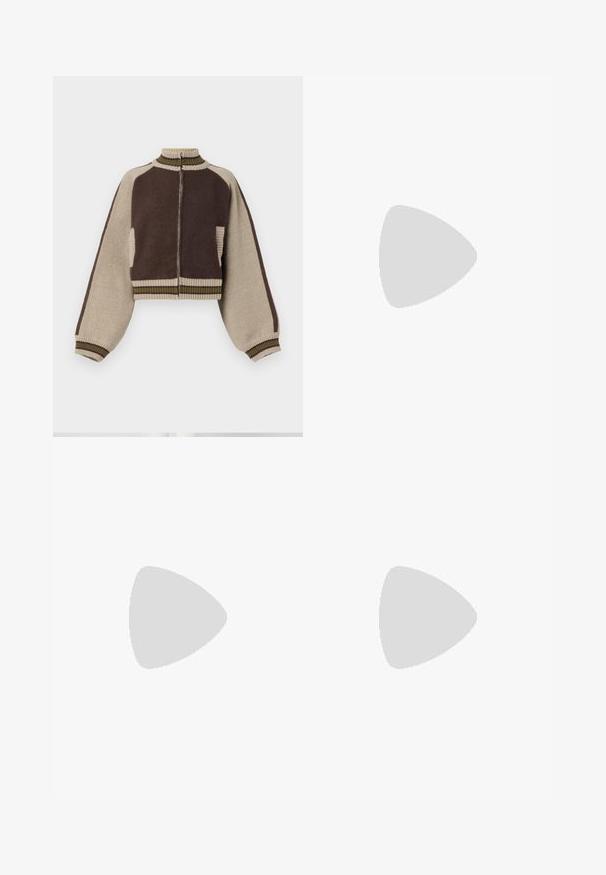 Ruskea ja beige lyhyt neulejakku, jossa on korkea kaulus, täysi vetoketju etuosassa ja raidalliset ribbireunat; siinä on leveät pallopaidan hihat ja sivutaskut.; Valkoinen lyhythihainen t-paita, jossa on rento leikkaus ja frillattu tekstuuri vyötäröllä. Valmistettu pehmeästä, kevyestä kankaasta.; Valkoiset leveälahkeiset housut, jotka on valmistettu kevyestä kankaasta. Niissä on joustava vyötärö ja nauha säädettävää istuvuutta varten. Sileä pinta.; Valkoiset tennarit, joissa on kolme kultasta raidat, nauhakiinnitys, kumipohja, yhdistettynä ribbatun valkoisen sukan ja beigen shortsien kanssa sinisellä pinnalla.