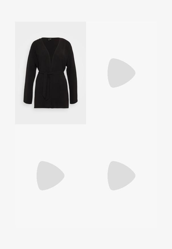 Vero Moda VMALVA KIMONO - Poletna jakna - black; Črna bombažna majica s krožnim izrezom in kratkimi rokavi. Ohlapen kroj, enostaven dizajn brez vidnih vzorcev ali akcentov.; Črne škornje do kolen iz gladke usnje, z debelim peto in zaobljenim nosom. Minimalističen dizajn brez vidnih dodatkov ali okraskov.; Črne pravokotne sončna očala z zelenimi lečami. Narejena iz plastike z osmokotno obliko in gladko površino. Na strani je blagovna znamka Ray-Ban.