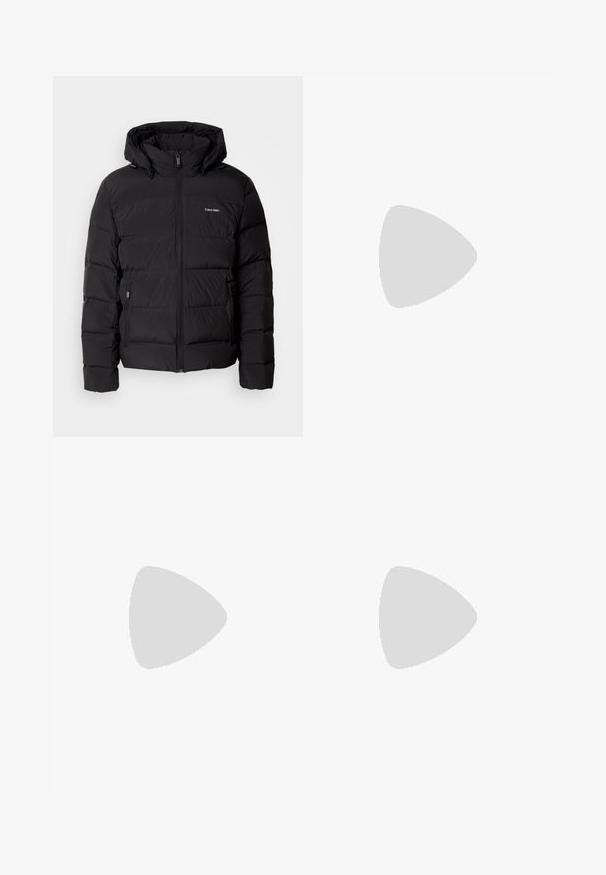 Zwarte pufferjas met een ritssluiting aan de voorkant en een verstelbare capuchon. Bevat gequiltte panelen, twee zijzakken en een klein logo op de borst.; Witte katoenen t-shirt met een zwart "CK" logo en de tekst "Calvin Klein Jeans", korte mouwen en een klassieke ronde hals.; Blauwe denim jeans met een slim fit, midden taille, vijf zakken, vervaagde was en lichte slijtage aan de voorkant en achterkant.; Zwarte wandelschoenen met een gelaagd ontwerp, textiele stof en rubberen zool, met verstevigde delen en een vetersluiting aan de voorkant.