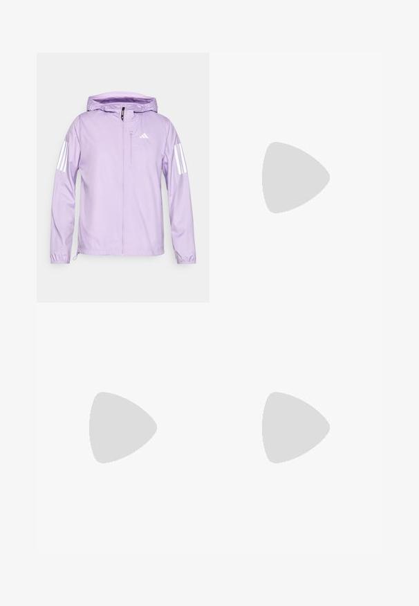 Lichtpaarse lichtgewichtjas met een capuchon, voorzien van witte drie-strepen accenten op de mouwen en een voorzak met rits. Soepele textuur.; Witte T-shirt met korte mouwen met roze Adidas-logo op de linkerborst en BMW Berlijn Marathon-logo op de rechterborst.; Zwarte sportshorts met een gematteerde afwerking, voorzien van een brede tailleband en een Adidas-logo in lichtblauw aan de onderzijde links.; Witte sportschoenen van meshmateriaal, met een gestroomlijnd ontwerp, ronde neus, gestructureerde hiel en drie strepen aan de buitenkant.