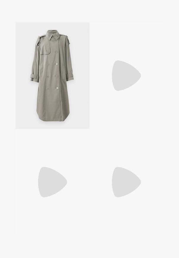 Trench coat doppiopetto in tessuto grigio chiaro, presenta tasche frontali, spalline sulle spalle e manicotti arrotolati. Texture liscia.; T-shirt bianca cropped, maniche corte e larghe, tessuto di cotone morbido, scollatura rotonda con bordino arancione sottile, design minimale, senza motivi o grafiche.; Jeans ampi in denim blu con vita alta, cuciture visibili e spacchi sui bordi. Il tessuto presenta una finitura sbiadita e un design classico.; Mocassini in suede blu con suola piatta, caratterizzati da un design cucito lungo i bordi e un accento metallico decorativo nella parte anteriore.