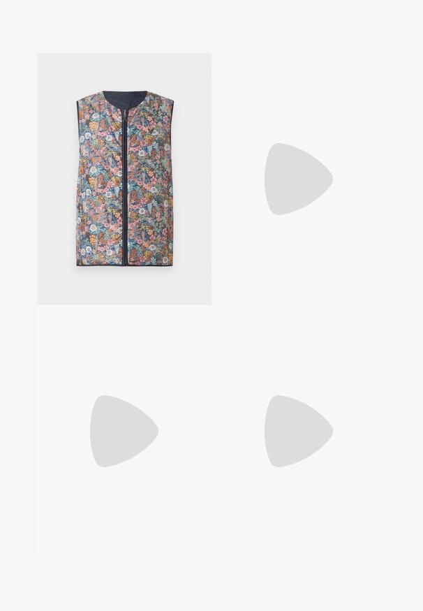 Blumenmuster-Weste mit Polsterung, die einen Reißverschluss vorne, einen runden Halsausschnitt und dunkelblaue Kanten aufweist. Die Farben umfassen rosa, orange, grüne und blaue Blumen.; BOSS TEE - T-Shirt basic - open white; Marineblaue Hose aus glattem Stoff mit Knopfverschluss, geradem Bein und minimaler Gestaltung.; Weiße Leder-Sneaker mit strukturierter Oberseite, runder Zehenform, minimalistischem Design und Gummisohle mit gestickten Details.
