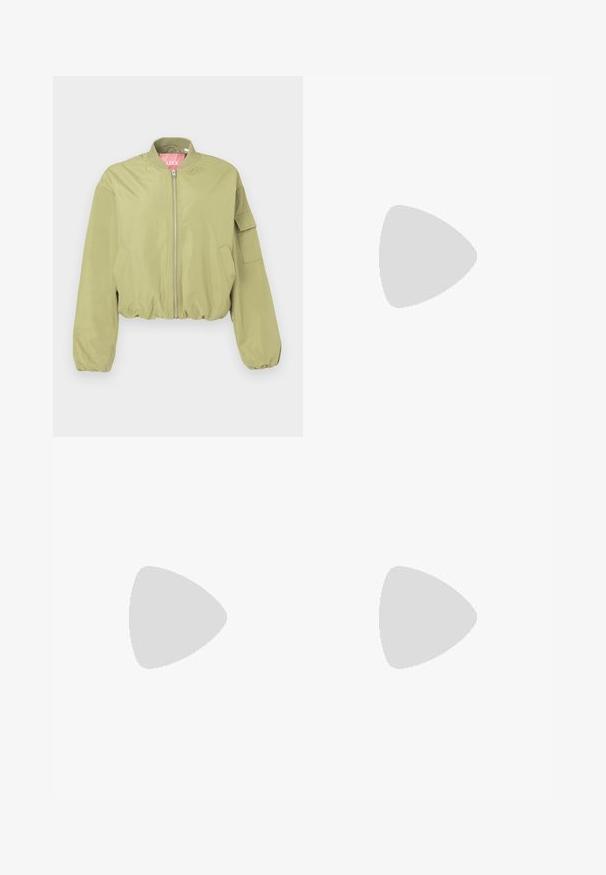 Lys olivengrønn bomberjakke med rund krage, frontglidelås og elastisk hems. Har en sidelomme og glatt stofftekstur.; Svart bomulls T-skjorte med korte ermer, med en liten rosa sommerfugl grafikk på venstre bryst. Crew-neck design med en avslappet passform.; Lyseblå vide jeans laget av denim, med høy midje, fem lommer og synlige sømmer langs sømmene.; Svarte lærplattformsko med kraftig blokkhell, rund tå og tradisjonell snøring. Har en jevn tekstur og minimal detaljering.