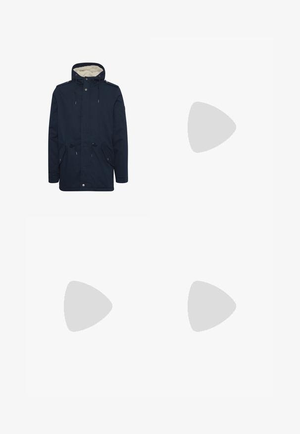 Marineblauwe parka jas met verstelbare trekkoordkap, voorzakken en een zachte binnenvoering. Voorzien van drukknoop- en ritsafsluitingen.; Zwarte T-shirt van katoen met korte mouwen. Heeft een groen "ROOTS" logo op de voorkant, een ronde halslijn en een standaard pasvorm.; Zwarte cargobroek met meerdere zakken, een ritszak op de dij, rechte pasvorm en stevige katoen met een subtiele glans.; Leren sneakers met een zwart en crèmekleurig kleurenschema, voorzien van geperforeerde accenten, een gevoerde kraag en een gestructureerde buitenzool.