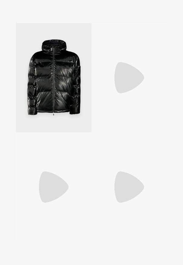Svart pufferjakke med en blank tekstur, hette og frontlomme. Har kviltede seksjoner og diskrete, hevede logodetaljer.; Hvit bomulls t-skjorte med rund hals og korte ermer, med en gullfarget EA7 Emporio Armani-logo trykket på fronten.; Sorte treningsshorts laget av mykt stoff, med elastisk midje og en liten gul EA7-logo nederst på venstre ben.; Hvite lærersneakers med en jevn overflate, rund tå, flate lisser og en teksturert såle. Har en subtil logo på hælen.