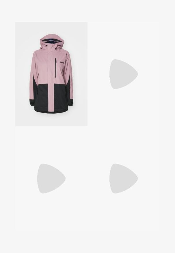 Oakley INSULATED JACKET - Giacca da snowboard - hellrosa; Camicetta bianca a maniche lunghe in misto cotone, con scollatura a girocollo e design slim fit. Nessun motivo o accento visibile.; Jeans in denim azzurro chiaro con taglio a gamba larga, dettagli strappati, design a cinque tasche e chiusura con zip.; Stivali neri al ginocchio in pelle liscia, con punta appuntita, tacco a blocco e un'apertura a forma di V nella parte superiore.