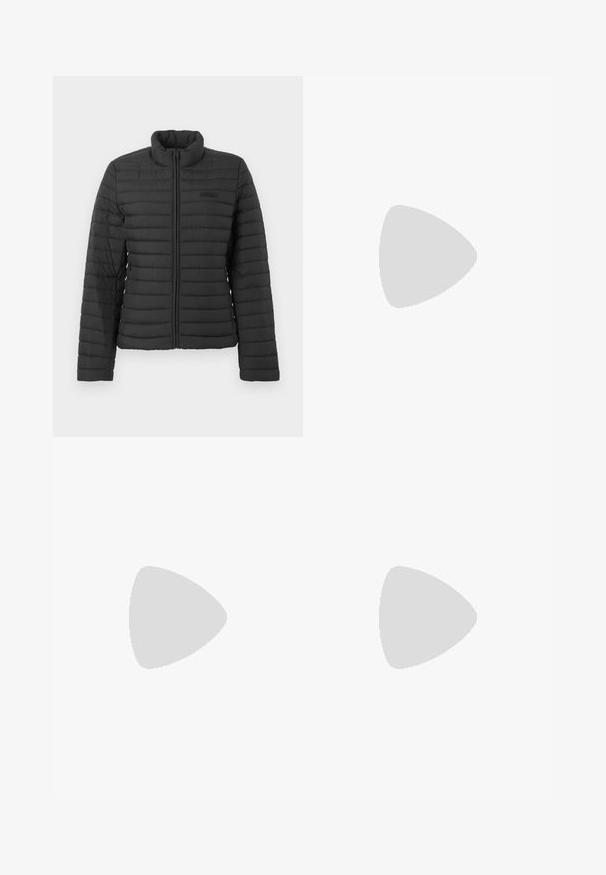 Giacca nera trapuntata con maniche lunghe, colletto alto e chiusura con zip frontale, esposta su uno sfondo chiaro e semplice.; Maglietta in cotone azzurro chiaro con maniche corte, scollo a giro e logo 'Calvin Klein' ricamato in modo sottile sul davanti.; Samsøe Samsøe SHELLY - Jeans baggy - clear cream; Sneakers bianchi in tela con suola bianca spessa, caratterizzati da un accento argentato metallico sul tallone e un delicato dettaglio del logo sul lato.