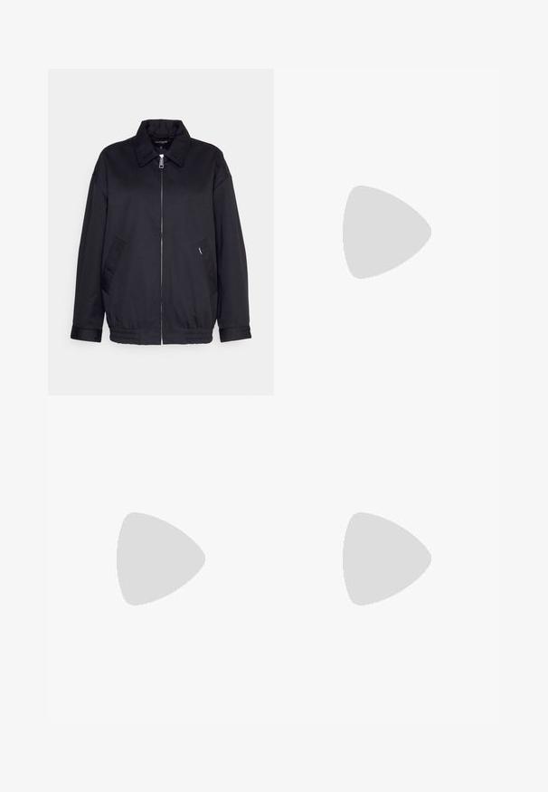 Carhartt WIP NEWHAVEN JACKET - Geacă bomber - black; Tricou negru din bumbac, cu decolteu rotund, mâneci scurte și un patch logo rectangular pe partea stângă a pieptului.; Pantaloni de trening negri, cu picioare largi, confecționați dintr-un material moale, având un talie elastică și un logo mic pe partea stângă.; Sneaker din piele neagră cu dungi albe, vârf din cauciuc, șireturi negre și talpă de culoare crem. Textură netedă cu finisaj strălucitor.