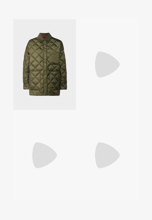 MAX&Co. LORIANA - Giacca da mezza stagione - green/black; T-shirt bianco in cotone con maniche corte, scollo rotondo, vestibilità comoda e orlo cucito. Etichetta visibile all'interno del colletto.; Pantaloni beige su misura con vestibilità dritta, caratterizzati da pieghe davanti, una texture liscia e vita a media altezza. Senza tasche visibili.; Sneaker caratterizzato da un mix di materiali crema, blu navy e suede, design con lacci, cuciture diagonali e suola in gomma con trazione.