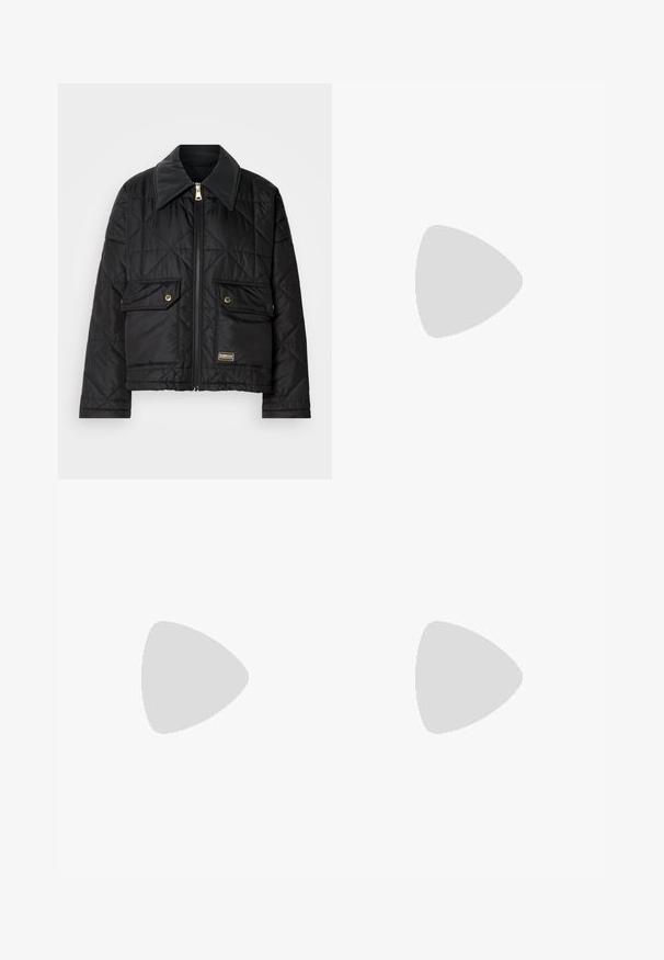 Casaco acolchoado preto com colarinho alto, fecho frontal, dois grandes bolsos e detalhes em metal dourado. Apresenta uma textura suave e comprimento cropped.; T-shirt branca de manga curta feita de algodão. Apresenta um decote redondo e uma textura suave, com costuras mínimas visíveis na barra.; Calças largas em algodão bege claro. Apresentam uma cintura alta, bolsos frontais e um corte reto. Acabamento de bainha limpo, sem padrões.; Sapatilha branca com acabamento liso, detalhe preto no calcanhar e design com atacadores. Apresenta a marca "Calvin Klein" na lateral. Estilo minimalista.