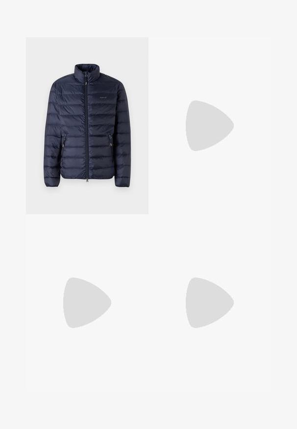 Marineblauwe pufferjack met een ritssluiting aan de voorkant, hoge kraag en horizontale stiksels, met zijzakken met ritsen.; Witte kortemouwt-shirt gemaakt van zachte katoen. Heeft een ronde halslijn en een klein logo op de linkerkant van de borst met rode en blauwe accenten.; Witte katoenen broek met een recht model, voorkwasten, een enkele knoopsluiting en een gladde textuur.; Witte leren sneaker met een gladde textuur, ronde neus, vetersluiting en een kleine marineblauwe hielaccent met een rood detail op de zool.