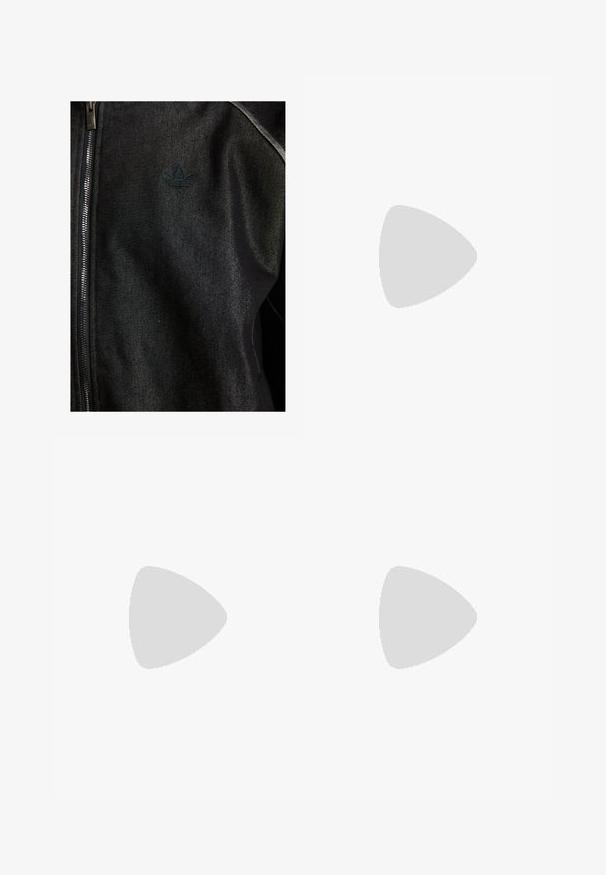 Casaco preto com fecho éclair, feito de um tecido texturizado. Apresenta um logo escuro discreto e costuras em contraste ao longo das costuras.; Três tops em algodão de alças brancas com nervuras. Apresentam um decote redondo e pequenas etiquetas pretas perto da bainha. Disponíveis em vários tamanhos.; Calças atléticas pretas com um cós elástico, feitas de tecido suave, com costuras laterais discretas e um ajuste descontraído, design de perna reta.; Sneakers pretos com parte superior em camurça e sintético, apresentando três riscas brancas, sola de borracha texturizada e etiqueta azul no linguete.