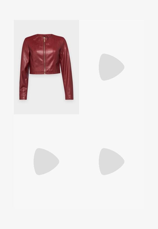 Giacca cropped in pelle rossa con maniche lunghe e chiusura frontale con zip. Presenta una texture liscia e un design minimalista. Dettaglio della zip in tono oro.; T-shirt nera in cotone con maniche corte, caratterizzata da una piccola grafica di una farfalla rosa sul lato sinistro del petto. Design a girocollo con una vestibilità rilassata.; Jeans bianchi a vita alta con taglio ampio, realizzati in denim; presentano cinque tasche, rivetti in rame e chiusura con zip.; Pump in pelle nera con punta affusolata, cinturino alla caviglia e tacco spesso. Texture piatta, design elegante ed estetica minimalista.