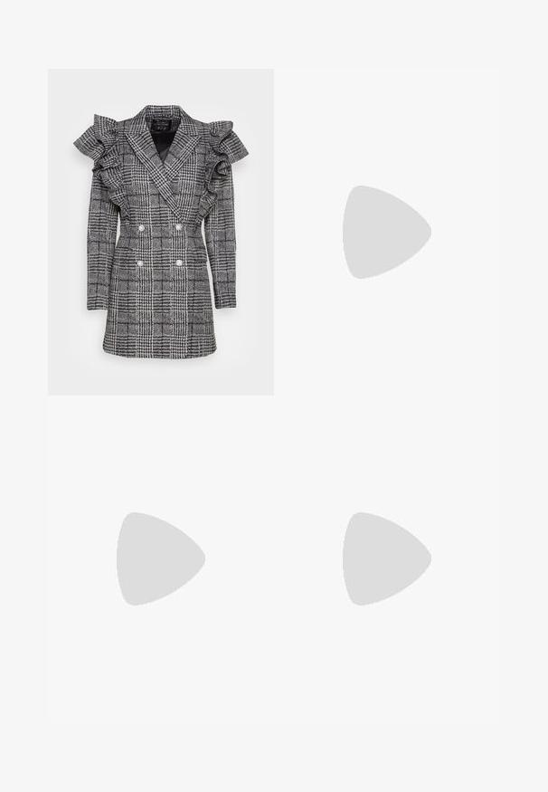 Custommade KOBA - Casaco curto - anthracite black; Duas camisetas pretas de manga longa com design em V, feitas de um tecido macio e elástico, apresentando uma textura suave e um formato ajustado.; Calças largas pretas com cintura alta, detalhes em botão na cintura e pregas frontais.; Bota de couro preta até ao tornozelo com salto bloco e sola com plataforma, vista de lado sobre um fundo branco liso.